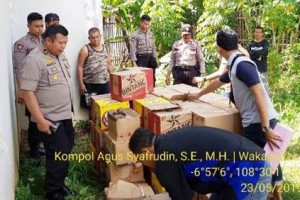 Jajaran Polres Kuningan saat menggeladah rumah penjual miras.